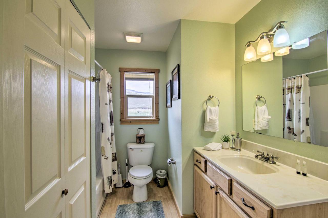 Airy Emigrant Townhome With Sweeping Mtn Views! Exterior photo